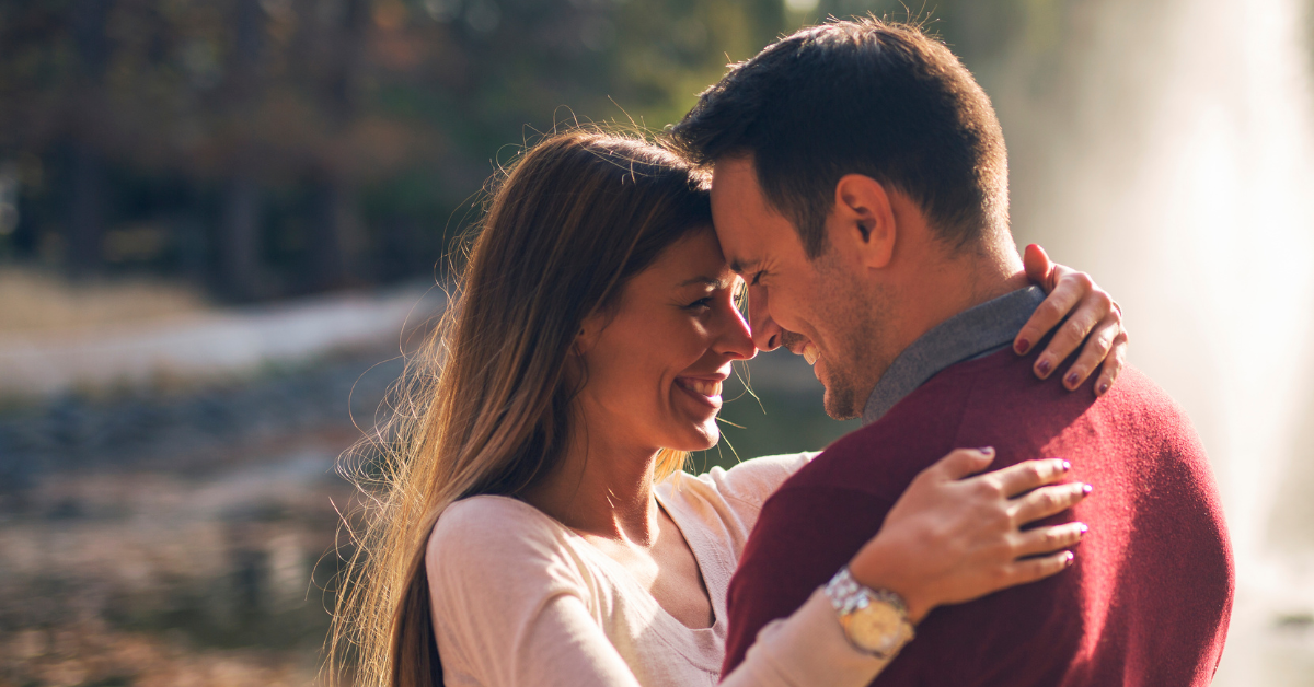 Šťastný pár, ktorý symbolizuje vzťah založený na skutočnej kompatibilite, nie na očakávaniach.